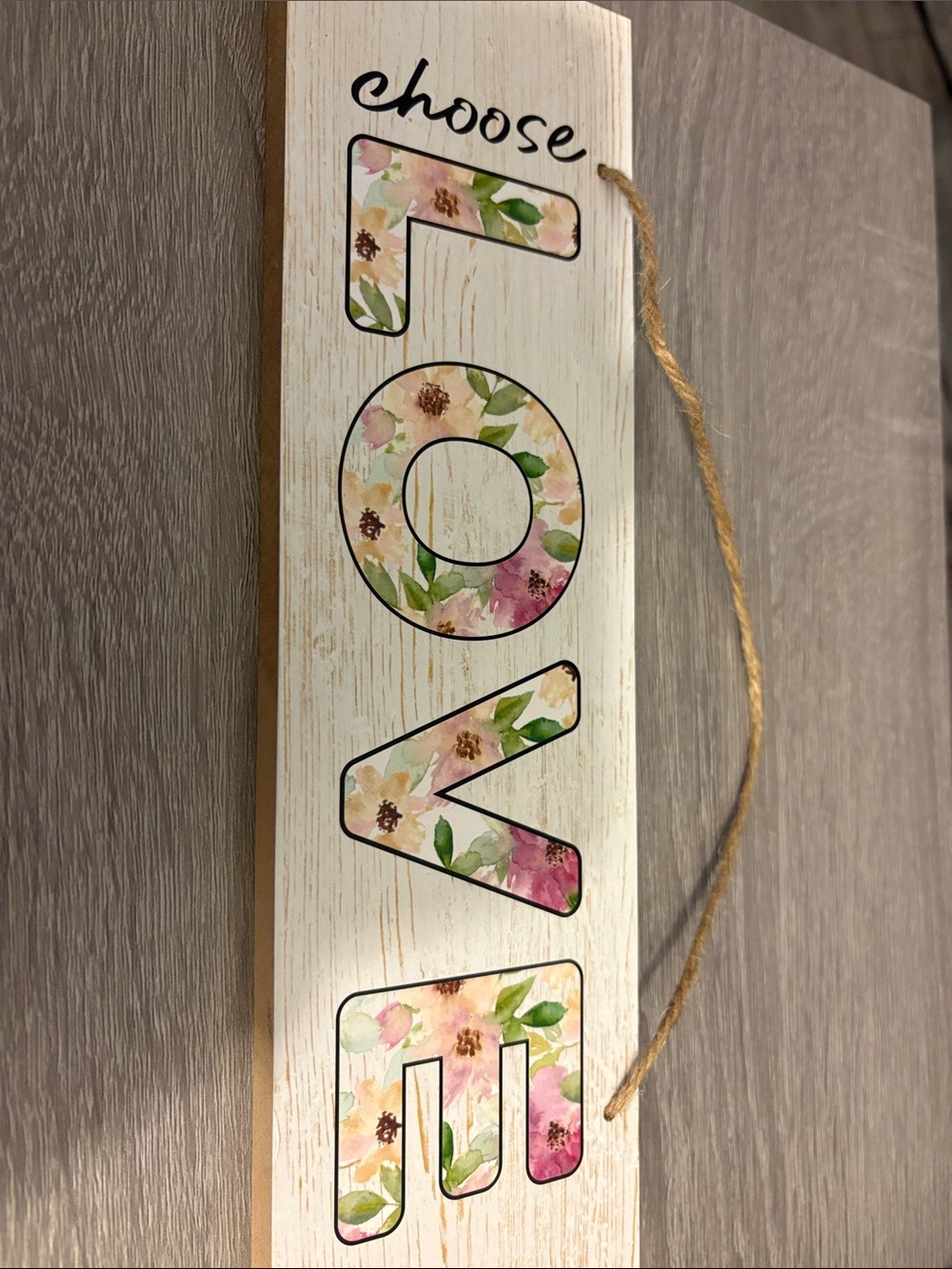 Hanging “CHOOSE LOVE” wooden sign
With rope to hang it !